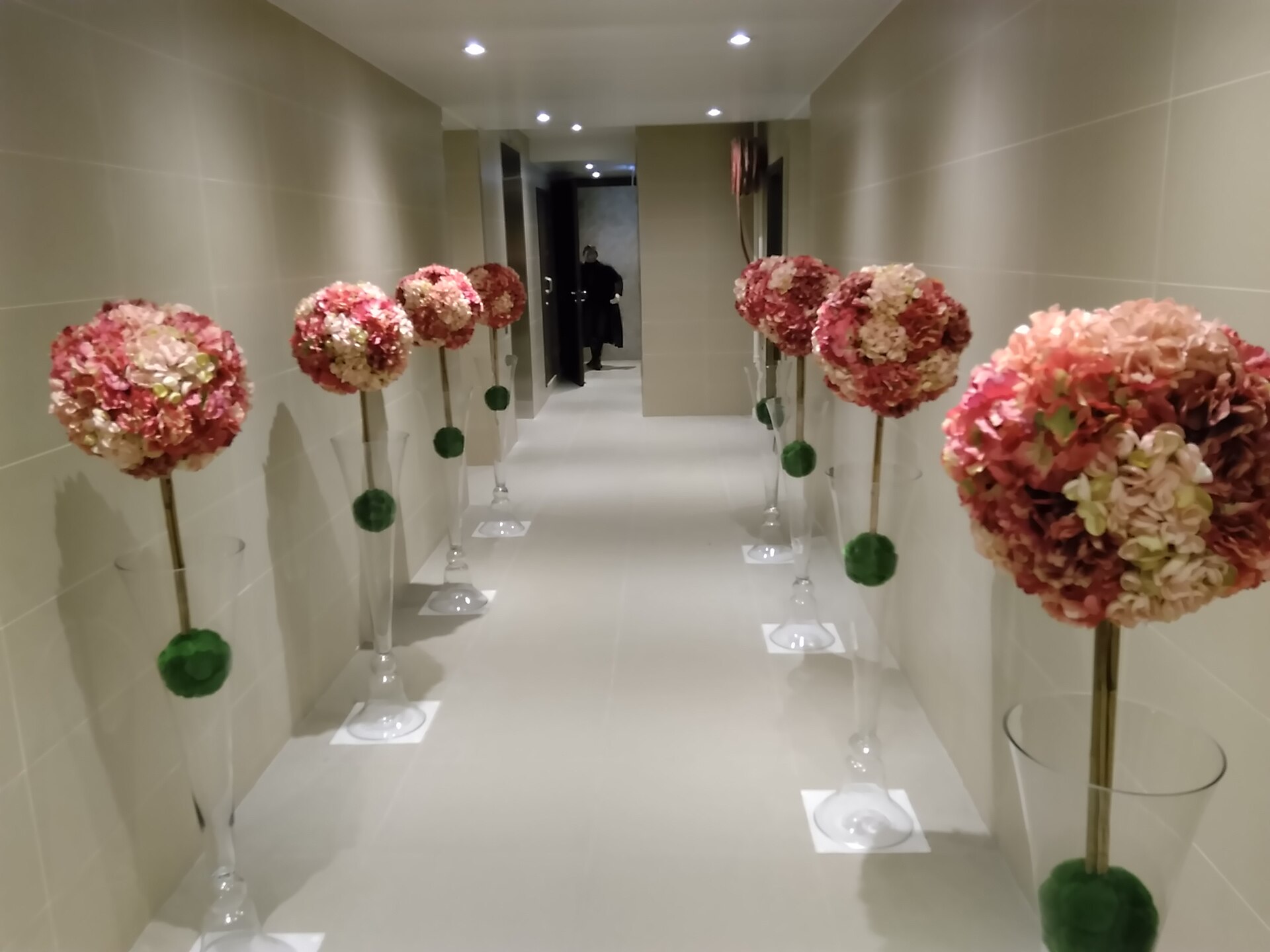 《花样年华》的服装与空间：重复路线如何写出情感边界
